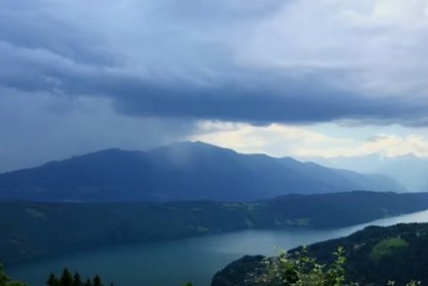 Взрыв «дождевой бомбы» над озером в Альпах попал на видео