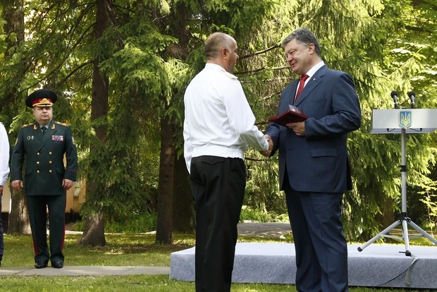 Порошенко вручил государственные награды военным и гражданским медикам