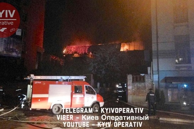 У Києві повністю згорів поверх приватного будинку, людей евакуювали