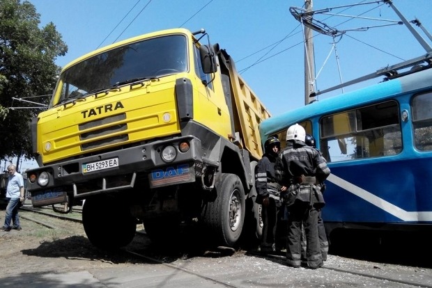 В Одессе трамвай протаранил грузовик, есть пострадавшие