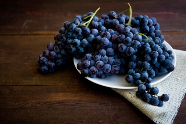 Кому нельзя есть виноград: польза и вред сезонных ягод 