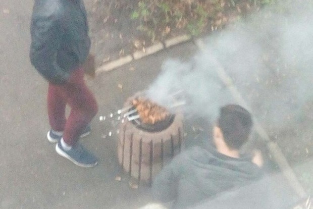 Праздничный шашлык на Борщаговке пожарили в урне для мусора