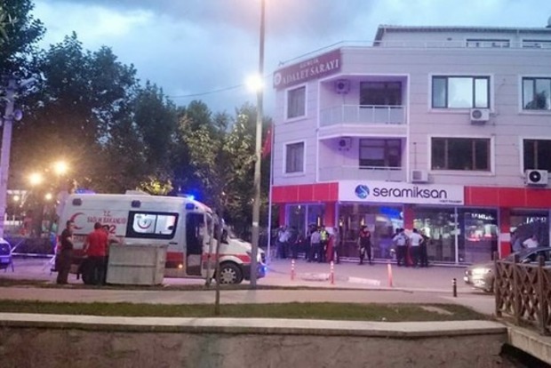 В Турции мужчина застрелил полицейского и взял заложника в суде