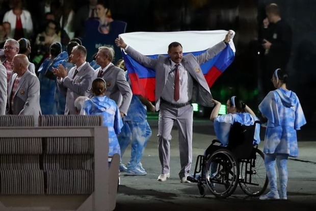 Білоруси на знак солідарності підняли прапор РФ на відкритті Паралімпіади