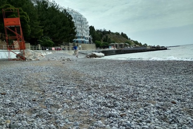 Крымский мост помогает: в сети появились новые фото убогих пляжей Крыма