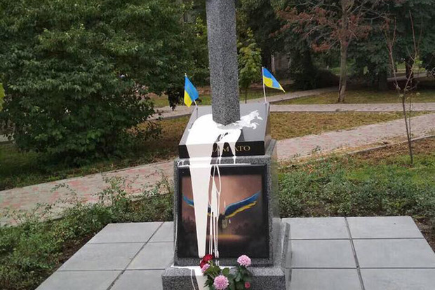 Полиция отреагировала на попытку подрыва памятника героям АТО