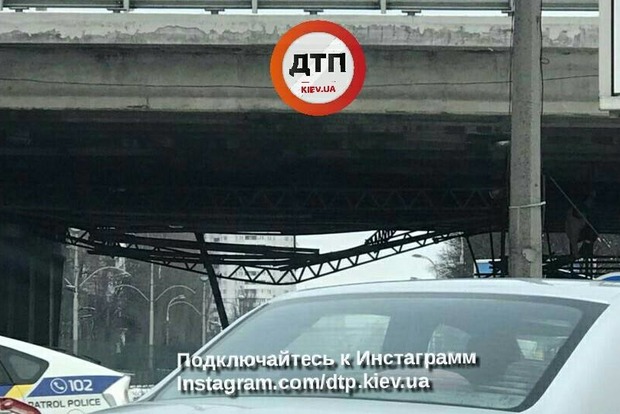 Комунальники в Києві прибрали частини моста, що обвалилися, рух відновлено