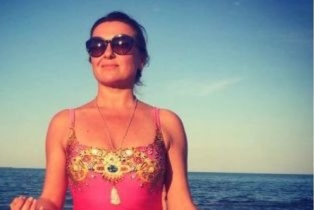 Могилевская вытянула длинные ножки на пляже в Одессе