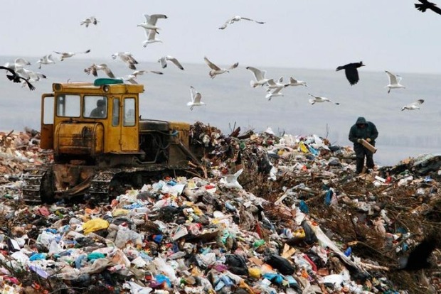 Окупанти перетворили пляж у Феодосії на смітник