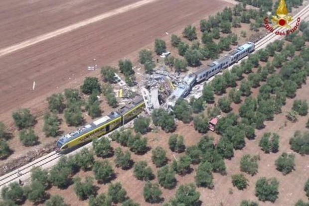 На юге Италии столкнулись пассажирские поезда, есть жертвы