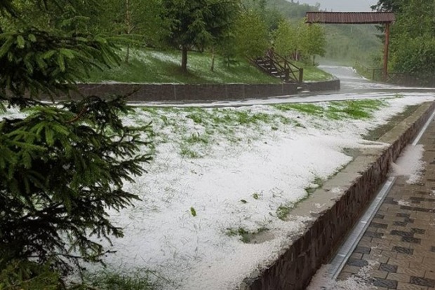 На Закарпатье в середине июля пришла зима: выпал град и мокрый снег