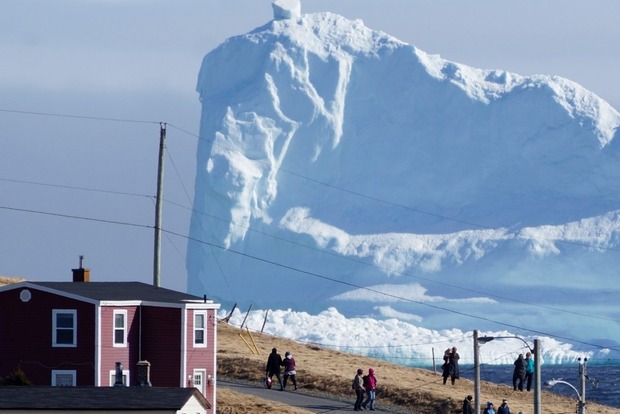 У канадське село приплив гігантський айсберг. Туристи постять у соцмережах дивовижні фото