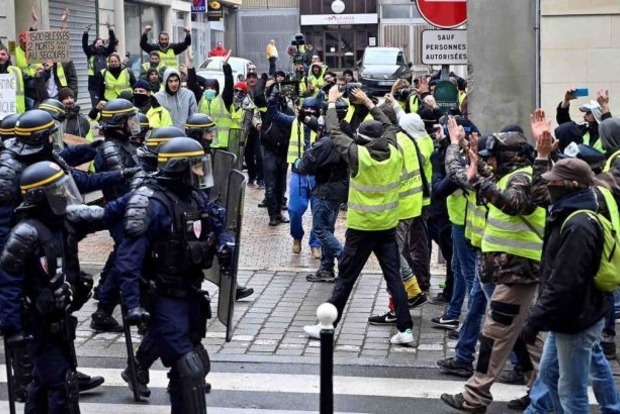 Во Франции началась 10 волна протестов «желтых жилетов»