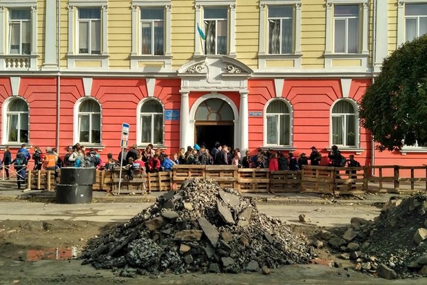 В Ужгороде эвакуировали школу из-за неизвестного газа