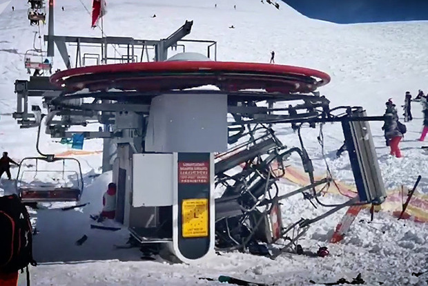 На горнолыжном курорте сломанный подъемник разбросал туристов. Жуткое видео