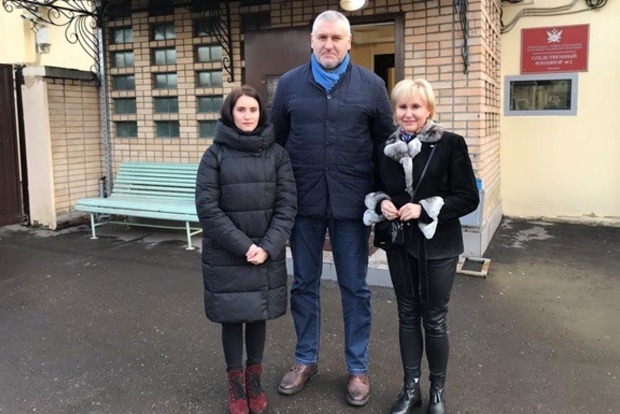 Незаконно арестованный в России журналист Сущенко встретился с родными