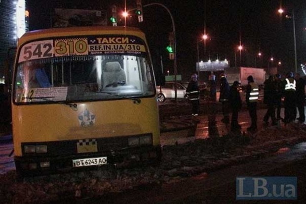 На Харьковской площади в Киеве Subaru протаранил маршрутку