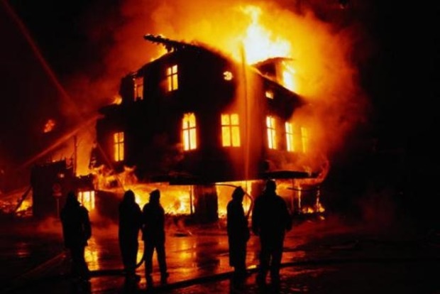 В Ровенской области спасатели всю ночь тушили горящий кафетерий