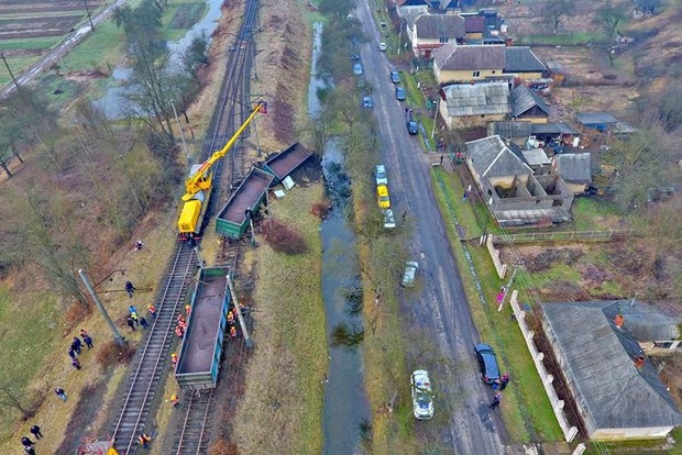 Несколько вагонов поезда сошли с рельсов на Закарпатье