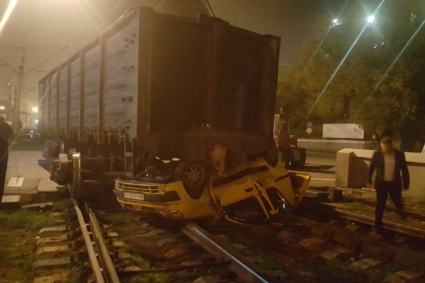 Вантажний потяг розчавив Renault Kangoo в порту Одеси