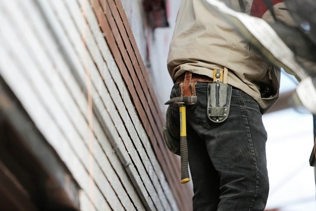 Намотало тросом на кран: на будівництві страшною смертю загинув робітник