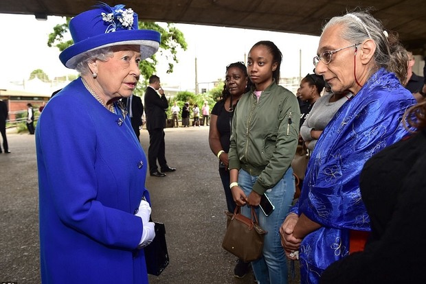 Королева Елизавета II и принц Уильям проведали лондонских погорельцев
