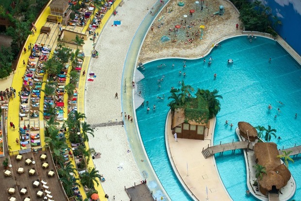 В Германии продается самый большой в мире курорт с крытым тропическим лесом