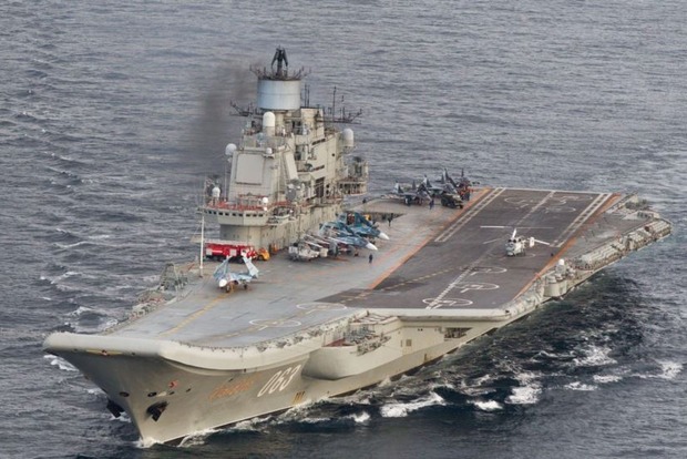 Велика Британія відправила два кораблі «придивитися» за російським авіаносцем у Північному морі