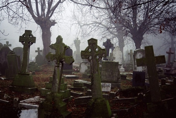 В Харьковской области мужчина растлевал семилетних сестер на кладбище 