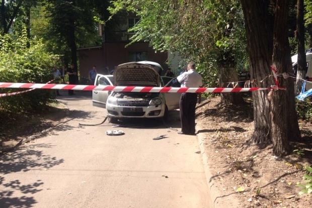 У Дніпрі біля житлового будинку вибухнув автомобіль, постраждала дівчина