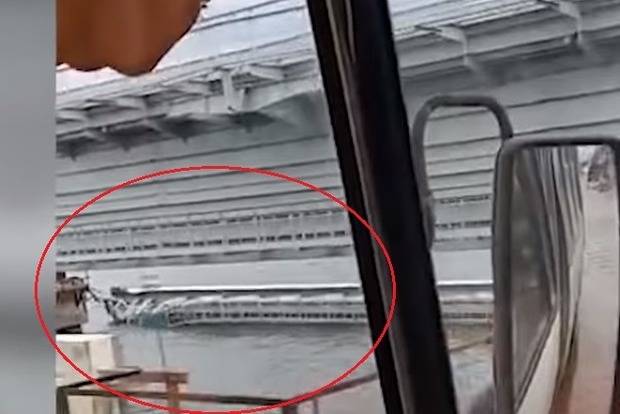 Величезна частина Кримського моста впала в воду