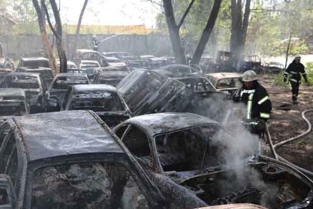 На штрафплощадке в Киеве сгорели 54 автомобиля