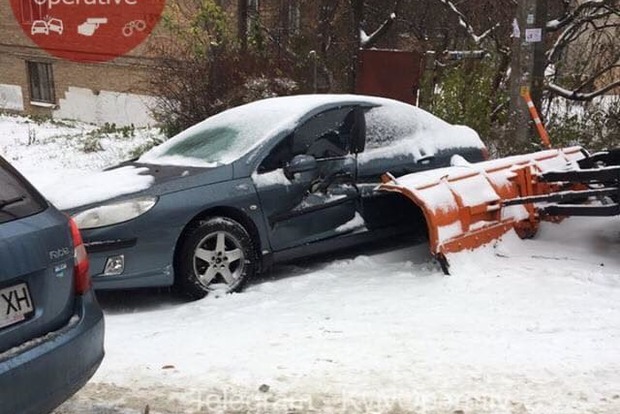 Гололед и снегопады спровоцировали в Киеве сотни аварий