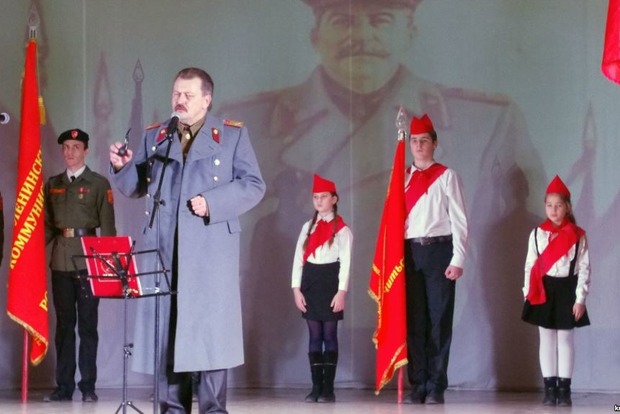 У Севастополі комуністи з піонерами співали «Поверніть Сталіна»