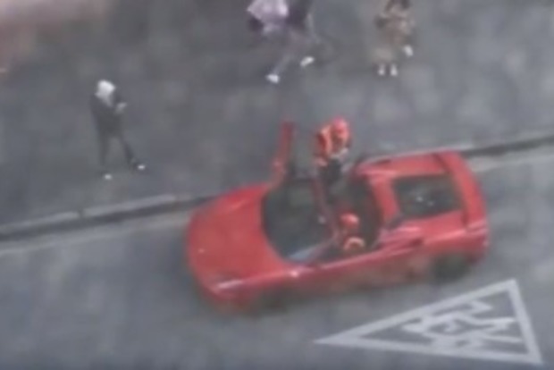В центре Москвы коммунальщики прикатили на работу на красном Ferrari