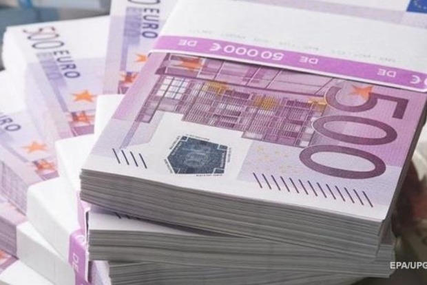 В Швейцарии неизвестные забили туалет банкнотами евро