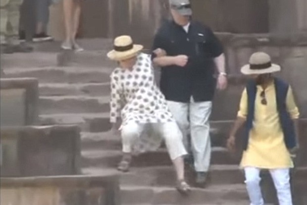 Гілларі Клінтон двічі впала на сходах в Індії і вивихнула руку