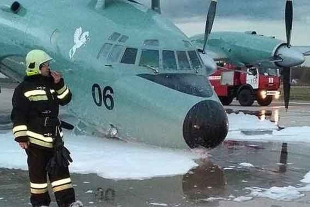 Відео аварійної посадки Іл-38 у РФ. Пілот посадив літак без переднього шасі