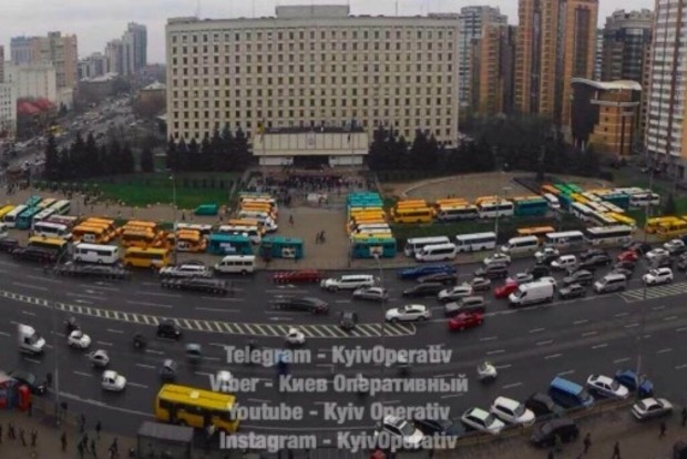 Возле Киевской ОГА водители маршруток устроили потасовку с полицией‍