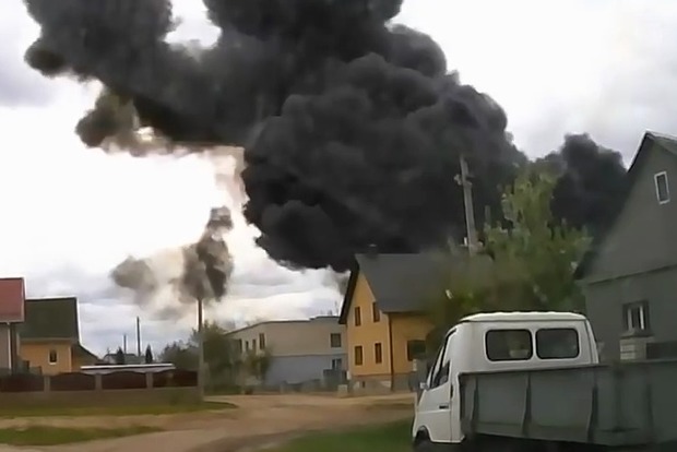 Вибух був страшної сили: момент аварії військового літака в Білорусі потрапив на відео