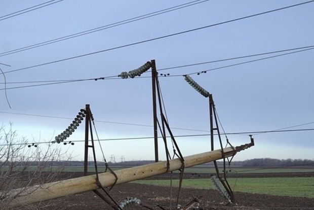 Непогода оставила восемь украинских областей без электричества