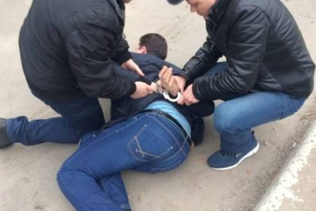 В Киеве прохожие надавали тумаков вору, сорвавшему цепочку с женщины