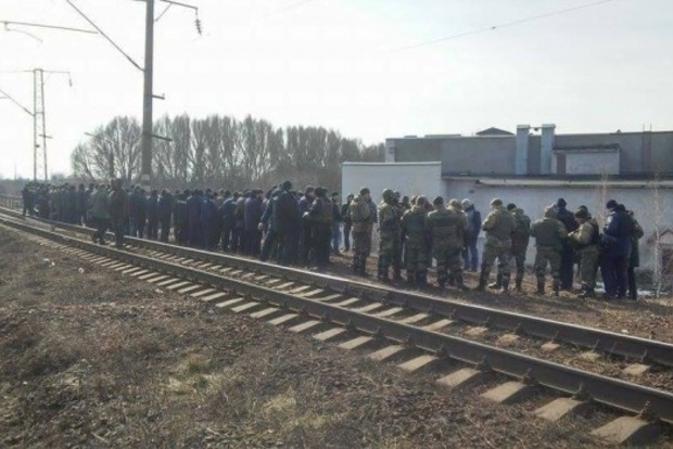 Блокадники с депутатами в Конотопе начали останавливать поезда