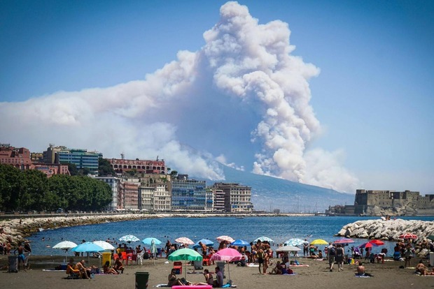 В Италии из-за жуткой паники эвакуировали города возле Везувия