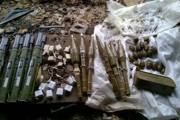 В Донецкой области нашли тайник с гранатометами и гранатами