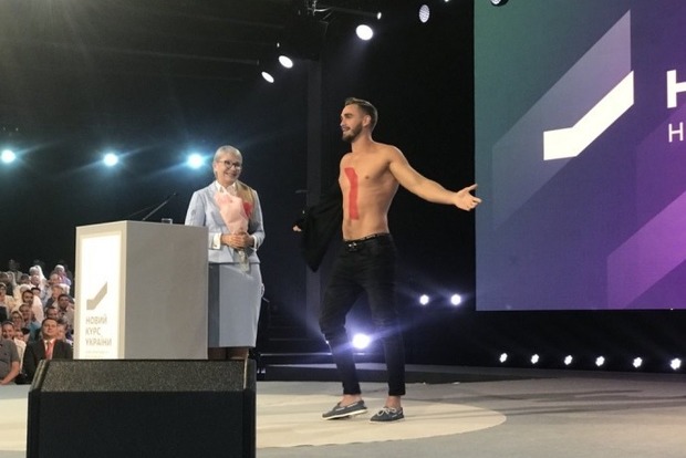 Домоглася свого: за Тимошенко вже бігають голі чоловіки