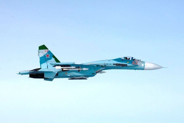 Вооруженный ракетами Су-27 РФ пролетел в 1,5 метрах от самолета США