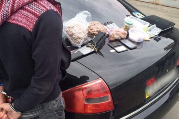 В Киеве экс-полицейский оказался подельником правоохранителя, «крышевавшего» наркодилеров