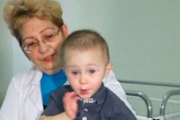 В Киеве горе-мать бросила коляску с двумя детьми на улице