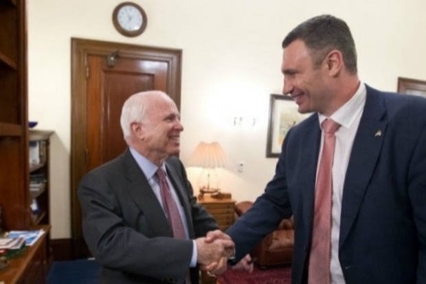 Маккейн обещает «бороться», чтобы Украина получила оборонительное оружие